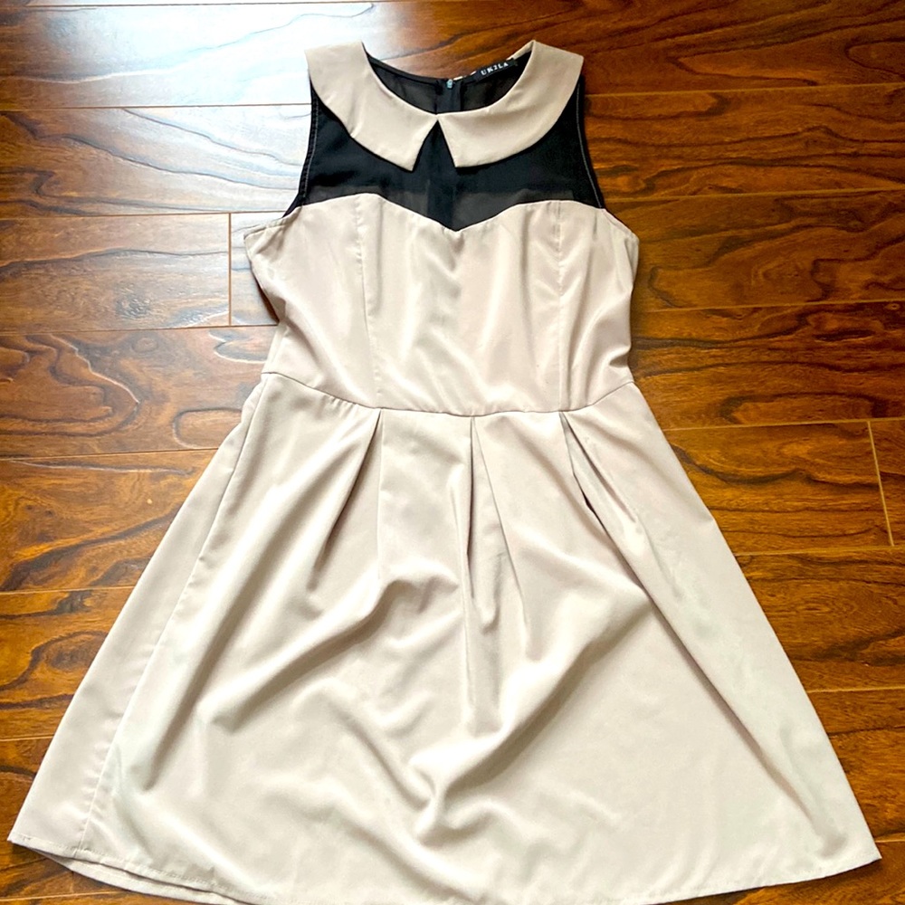 Cute pleated dress with sweetheart neckline size M